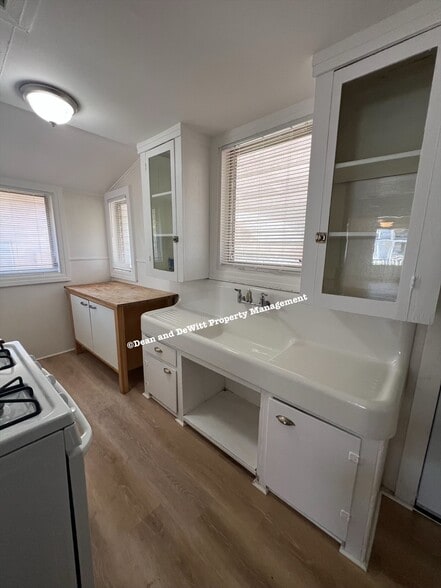 Building Photo - 2 Bed/1 Bath - Unit 1