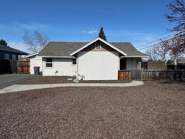 Building Photo - WELL MAINTAINED 3 BR HOME- COMFORTABLE, AFFORDABLE & GREAT LOCATION