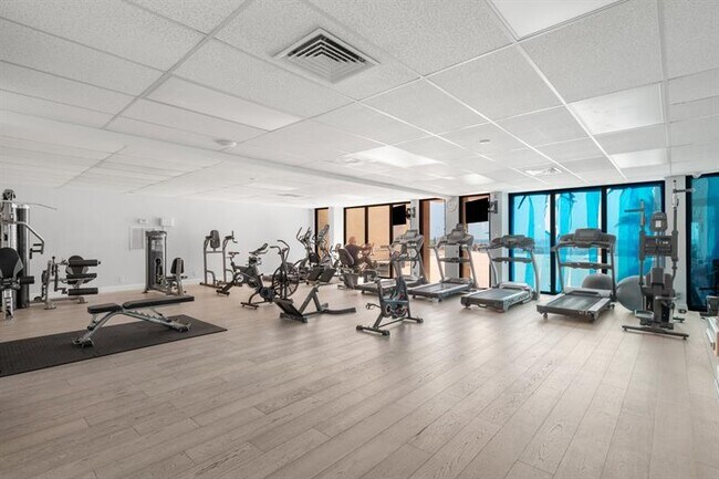 Building Photo - 1149 Hillsboro Mile