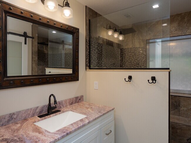 Building Photo - 3525 Riviera Dr