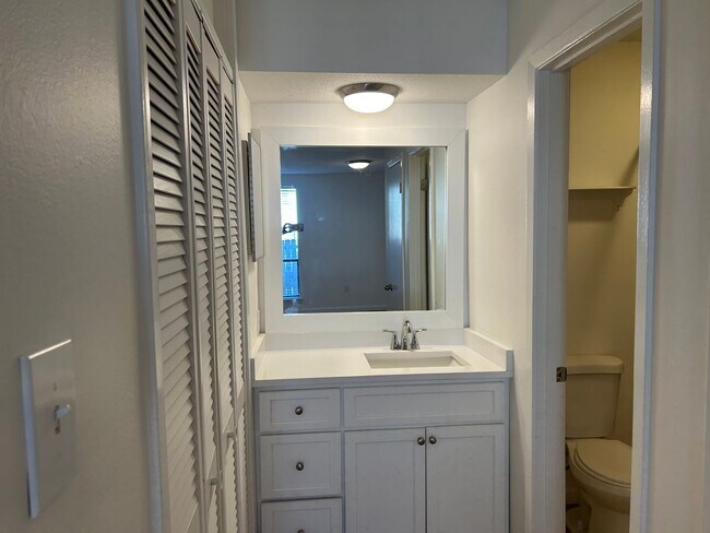 Building Photo - 1 BR Condo in Greenbriar Walking Distance to U of M!