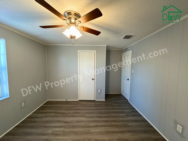 Building Photo - Charming 2-Bedroom Upstairs Apartment in Irving – Convenient Location, Fenced Yard, and More!