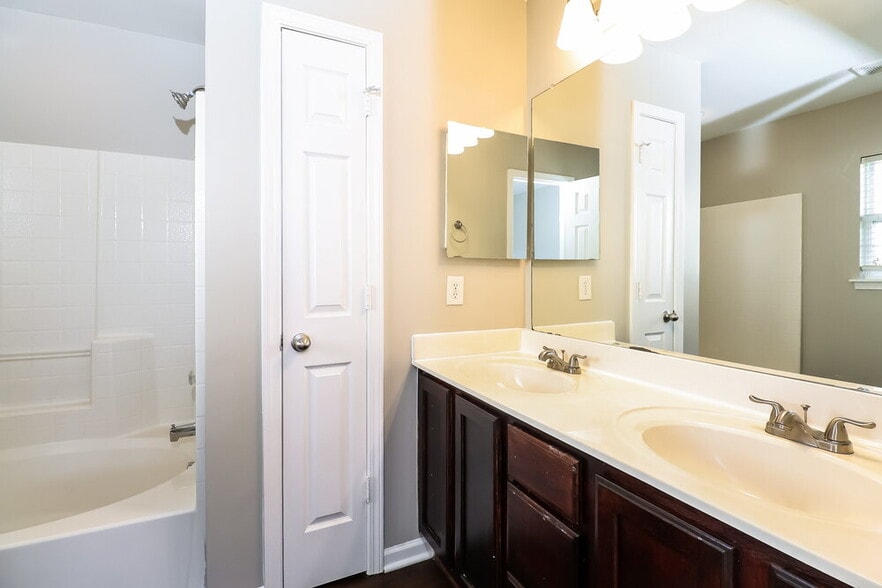 Building Photo - 2619 Rozzelles Landing Dr