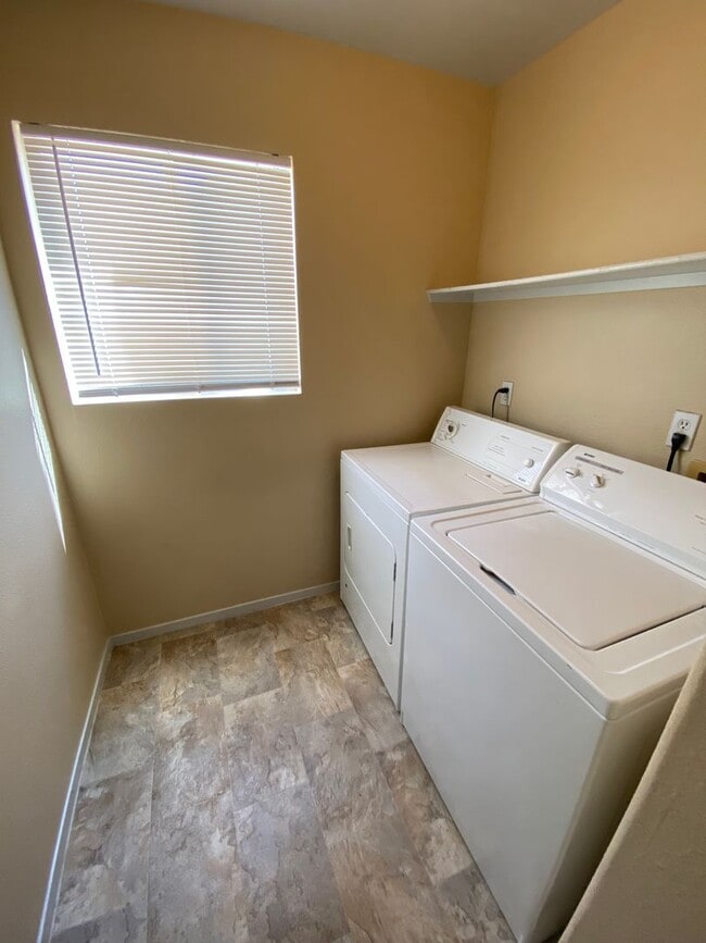 Building Photo - 3 bed, 2.5 bath, 3 car garage home in Nort...