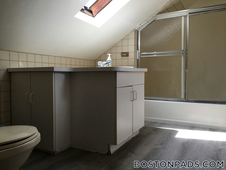 Building Photo - 36 Linden St