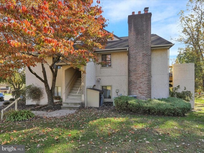 Building Photo - 10 Pine Woods Ct