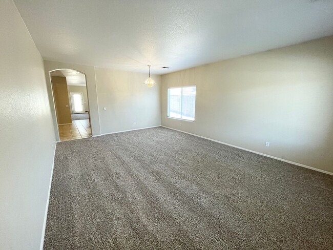 Building Photo - Sharp & Clean 4 Bedroom/ 2 Bath Single Lev...