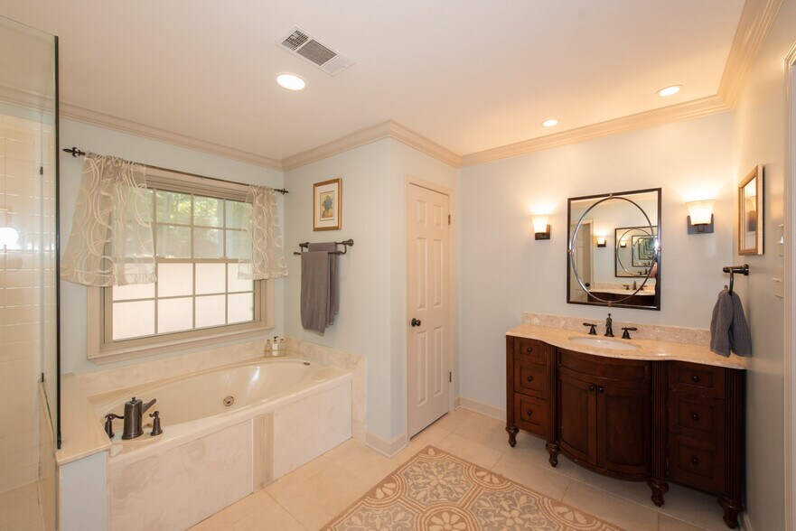 Building Photo - 15 Lorian Dr