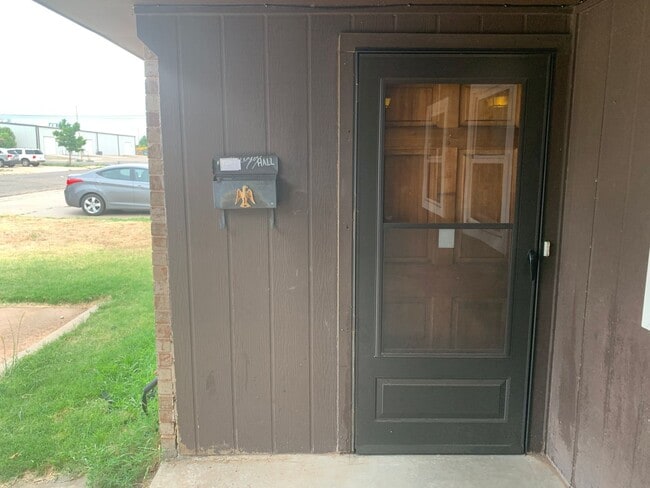 Building Photo - Redone Duplex spacious 2bedrrom 1 bathroom Hospital District