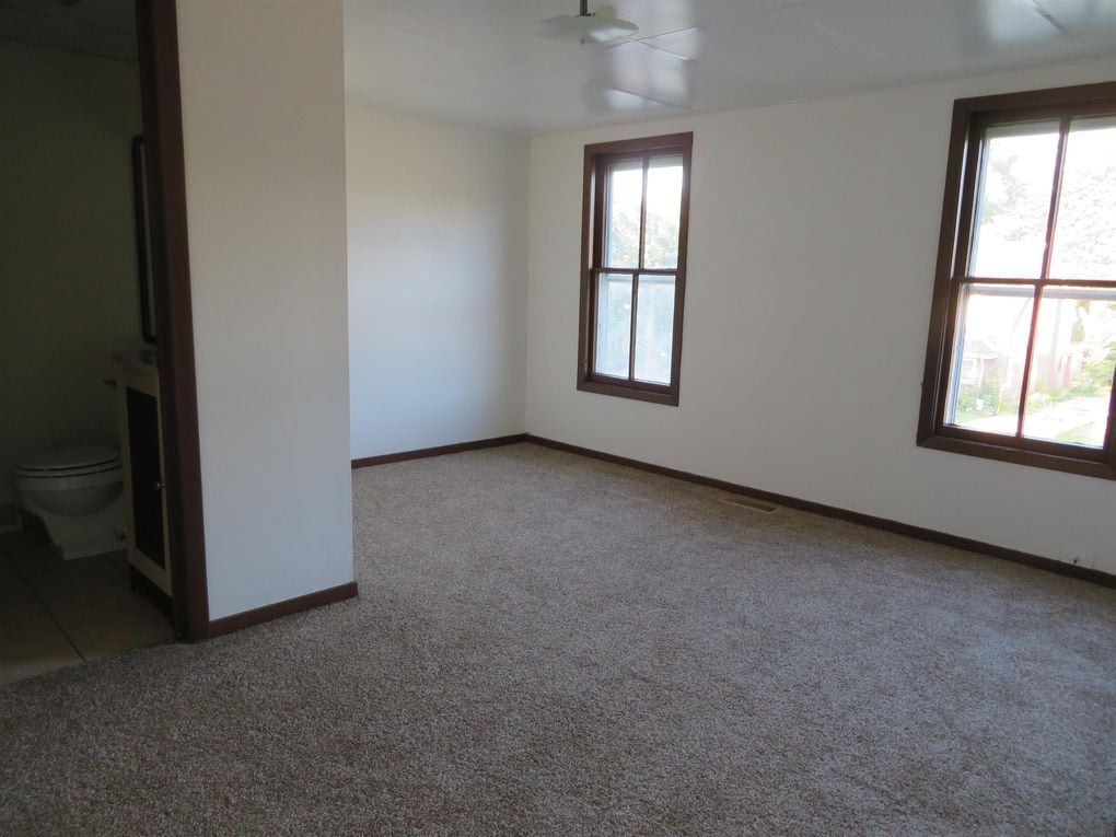 Building Photo - 323 Plumb St
