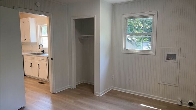 Building Photo - 3 Bedroom 1 Bathroom Renovated House with Fenced Yard