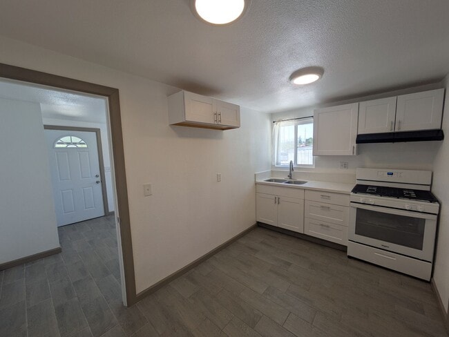 Building Photo - Cozy 1-Bed Home – Fenced Yard, Washer Hook...