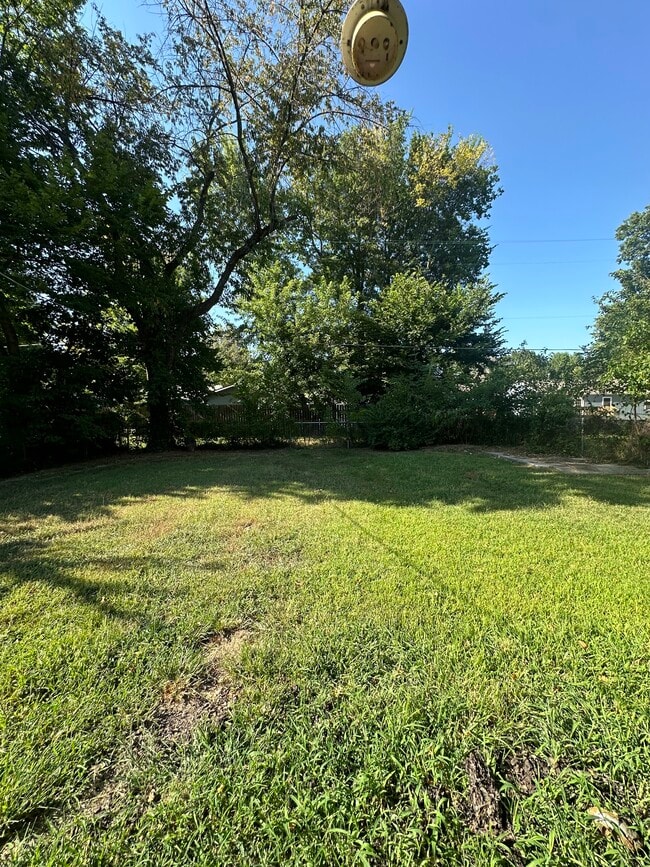 Building Photo - 470 Fieldcrest Dr