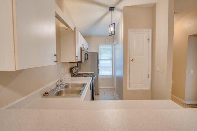 Building Photo - Adorable Updated 2BR Cottage-Style Townhom...