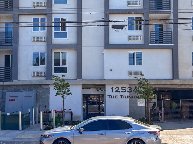 Building Photo - LEASE UP