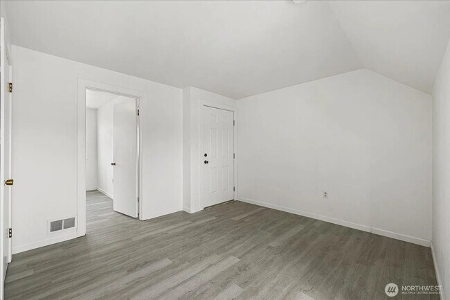 Building Photo - N31 A-C