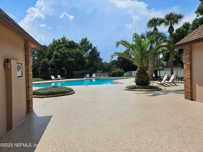 Building Photo - 2715 Lantana Lakes Dr E