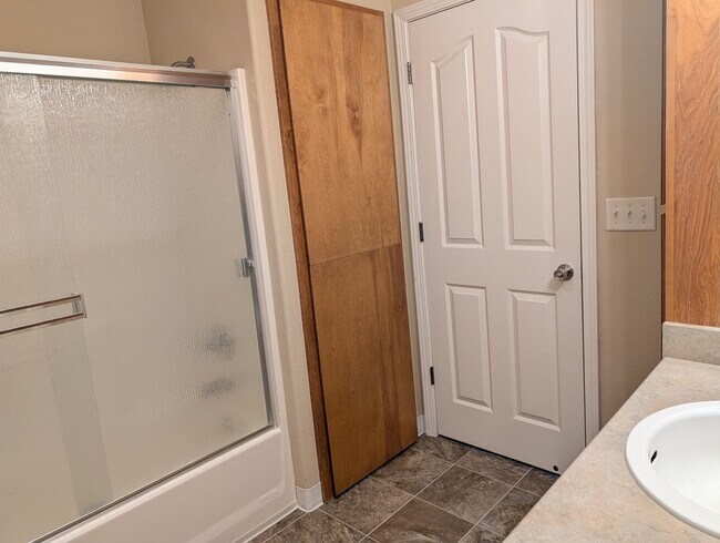 Building Photo - Clean and Updated 2 Bed, 2 Bath Upstairs Apartment in East Medford