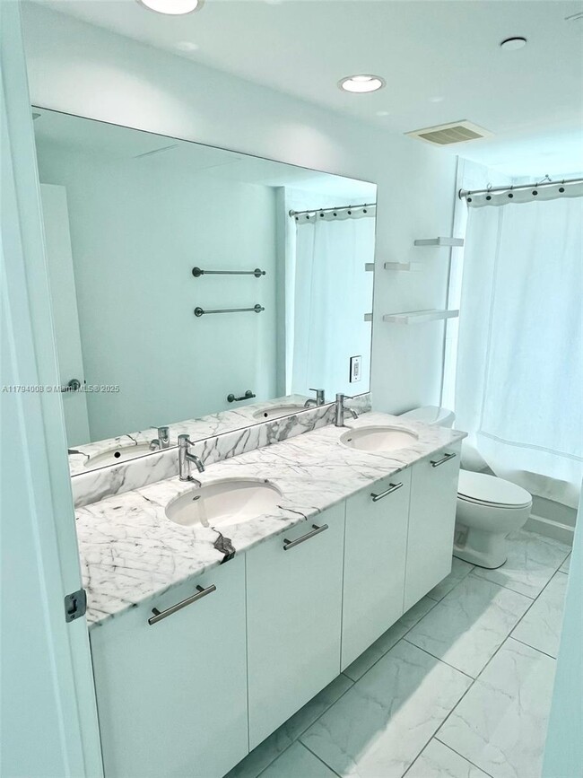 Building Photo - 950 Brickell Bay Dr