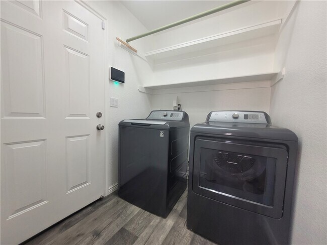 Building Photo - 2986 Ladera Dr