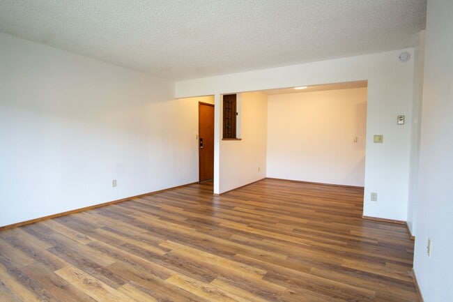 Building Photo - FREE RENT HERE! Close in NE-2 Bedroom, 1.5 Bath Ready Now!