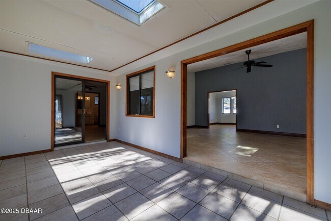 Building Photo - 909 Brookside Dr