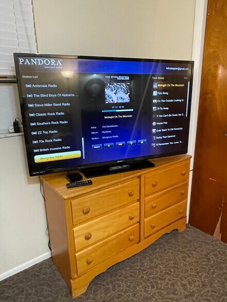 Large TV - 1499 17th St W