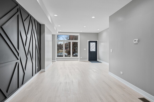 Building Photo - 2816 W Warren Blvd