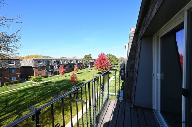 Building Photo - 9360 Bay Colony Dr