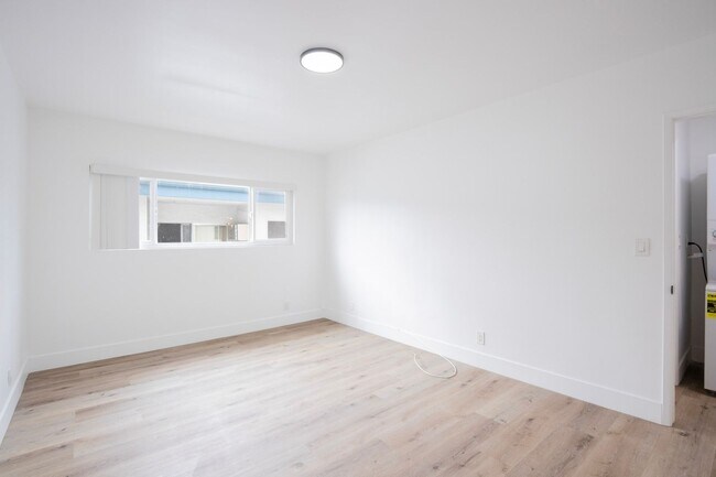 Building Photo - Recently Renovated 1 Bed / 1 Bath Apartmen...
