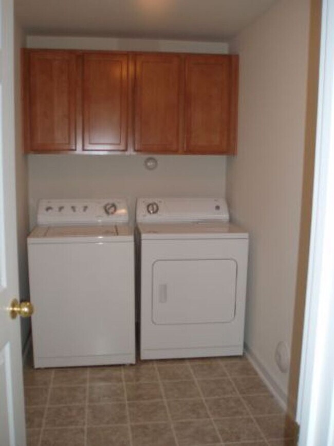 Building Photo - Spacious 4 Bedroom Townhome Near NC State!