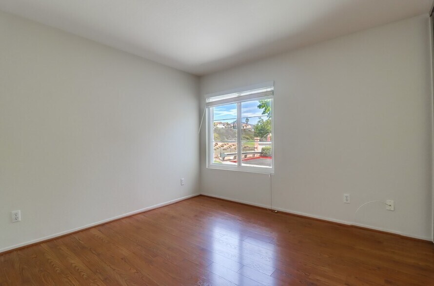 Building Photo - 1098 Torrey Pines Rd