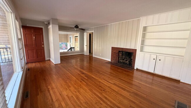 Building Photo - AVAILABLE NOW!