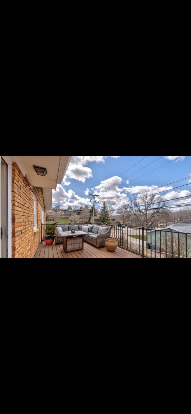 Building Photo - 3323 Parkview Dr