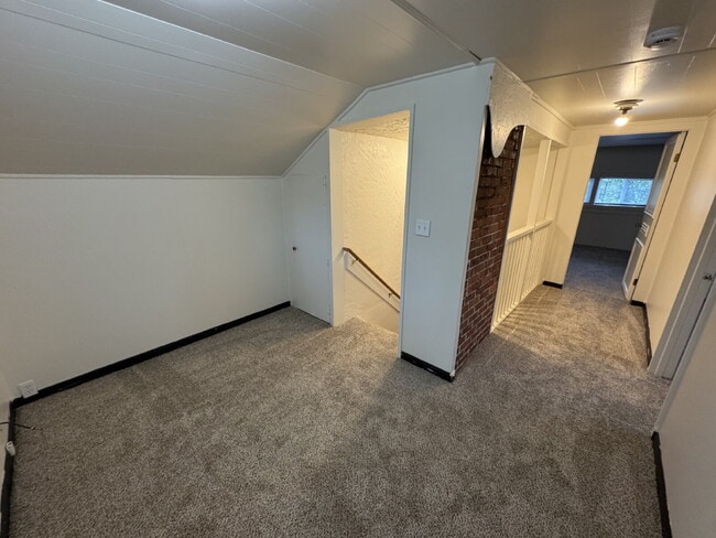 Building Photo - 3 Bedroom Home in SW Portland *Rent Special Read below*