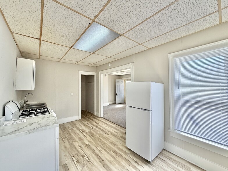 Building Photo - 757 W Grand Ave