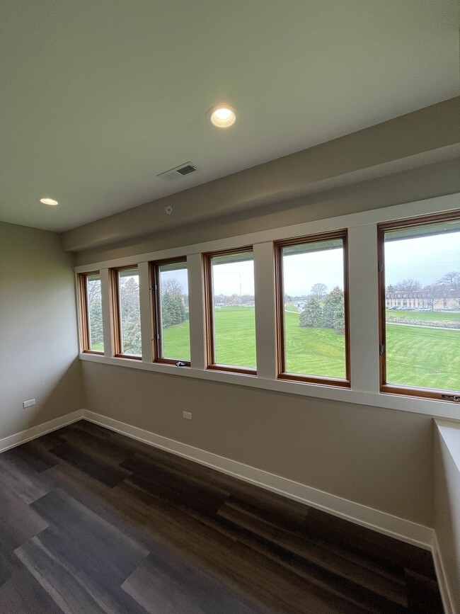 Building Photo - 400 E Hillcrest Dr