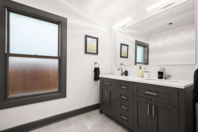Building Photo - 811 W Oltorf St
