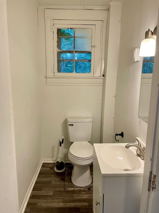 Building Photo - 3 Bed 1.5 Bath House - Section 8