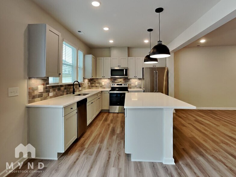Building Photo - 136 Royal Star Wy