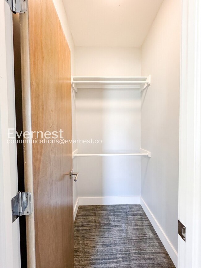Building Photo - 3 Bed/3 Bath Townhome with Garage / Available Now!