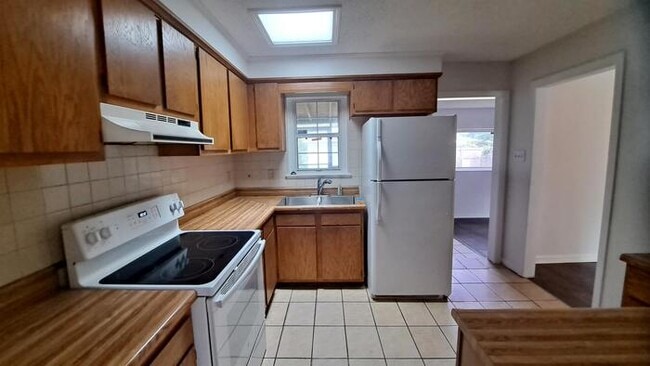 Building Photo - 8505 Lyn Ave