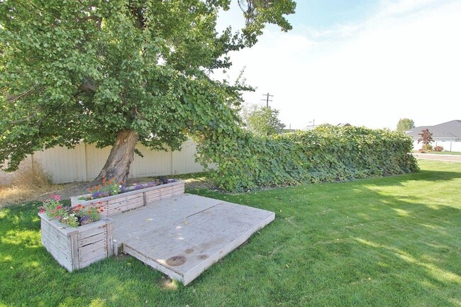 Building Photo - 23750 Fox Ave