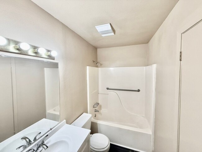 Building Photo - Three Bedroom Apartment with Spacious Dining and Living Area