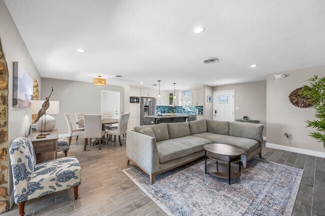 Building Photo - 128 Martin St