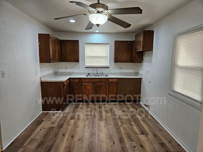 Building Photo - 1531 E Riverside Dr