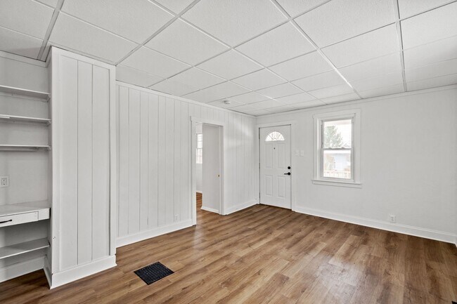 Building Photo - COZY 2 BEDROOM GEM IN THE MONROEVILLE NEIG...