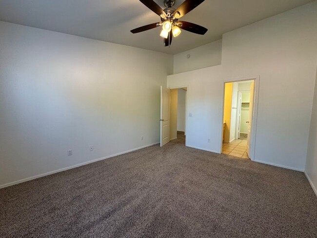 Building Photo - Your Dream Home Awaits! Move In Now and Sa...