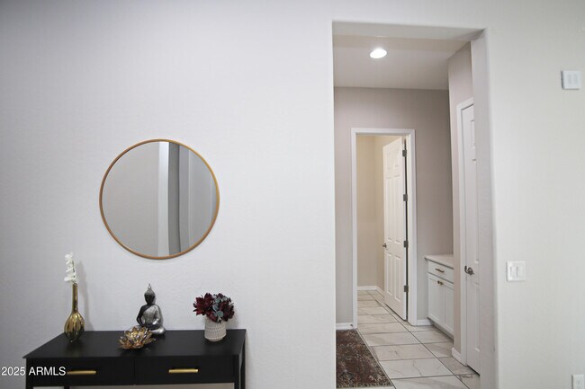 Building Photo - 947 E Ladbroke Way