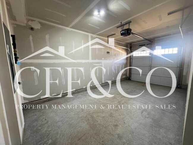 Building Photo - Spacious Townhome available in Spartanburg's East Side